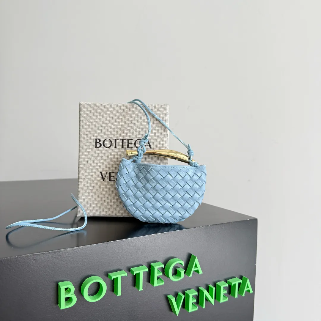 Batch 760 BV Miniature Sardine Cute and charming bag hanger. Why does it look so good on the bag‼ ️Extremely healing♥️The versatile bag shape matches the dopamine color, which makes me feel better😍It can also be carried as a small bag, it’s so beautiful. Sardine is a dream of a work of art (Bird In Space Bird in the Sky). We all call this a walking work of art♥️ Style number: 836834 Color: light blue Size: 10*7*1.5cm